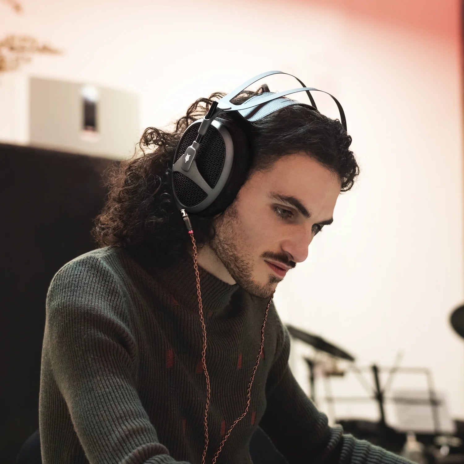 Man listening to music on the premium open-back headphones Meze Audio Empyrean II