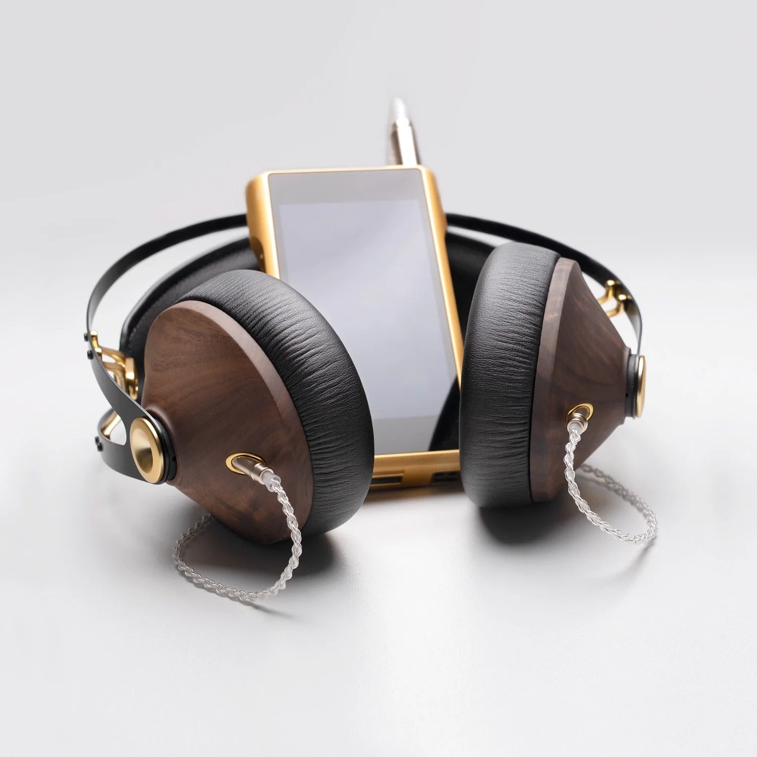 Meze Audio Mono 3.5 Silver Cable all sizes - High-Quality Audiophile Cable for Enhanced Sound Performance connected to the Meze Audio 99 Classics premium audiophile closed-back headphones connected to a DAP