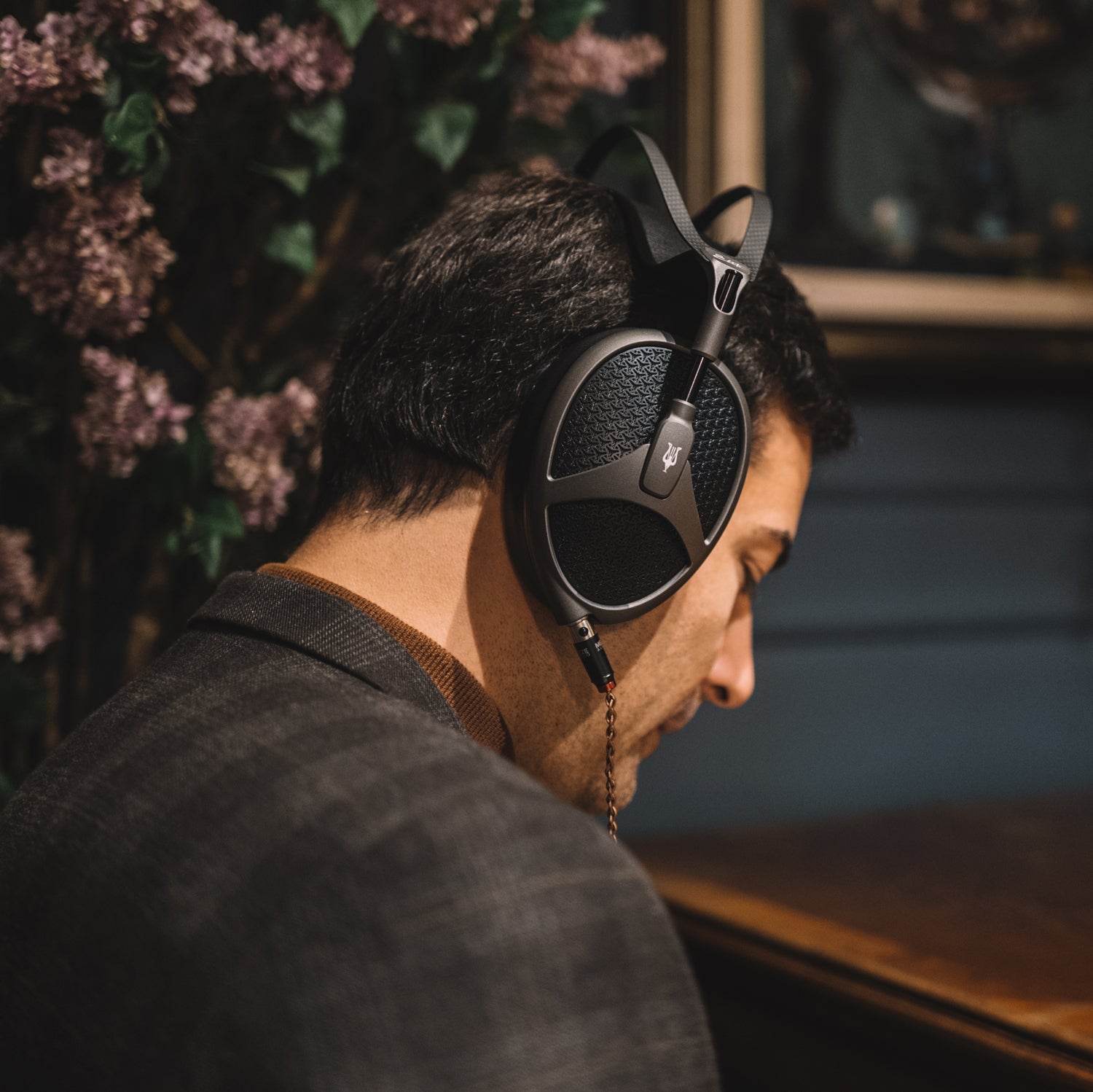 Meze Elite, a premium open-back headphone for audiophiles, featuring one of the best planar magnetic drivers for immersive sound quality.